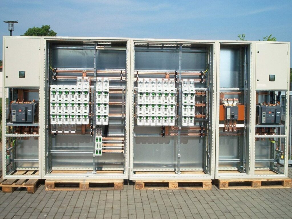 Niederspannungshauptverteilung mit Kupferschienen vor der Auslieferung