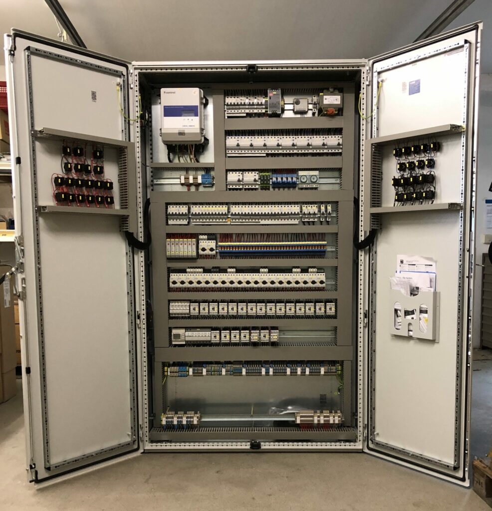 Geöffneter Steuerschrank für eine Broilerfarm