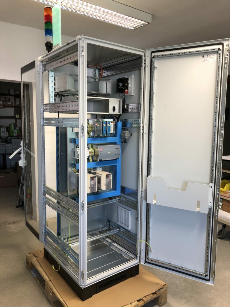 Schaltschrank für ein Rasterelektronenmikroskop im Aufbau in der Werkstatt